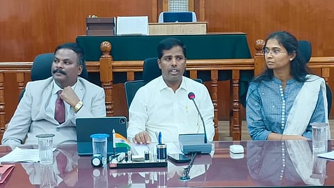 ಮಂಡ್ಯದಲ್ಲಿ ಆಯೋಜಿಸಿದ್ದ ಸಭೆಯಲ್ಲಿ ಜಿಲ್ಲಾಧಿಕಾರಿ ಡಾ.ಕುಮಾರ ಮಾತನಾಡಿದರು. 