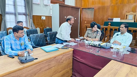 ಮಂಡ್ಯದಲ್ಲಿ ಆಯೋಜಿಸಿದ್ದ ಸಭೆಯಲ್ಲಿ ಜಿಲ್ಲಾಧಿಕಾರಿ ಡಾ.ಕುಮಾರ ಮಾತನಾಡಿದರು. 