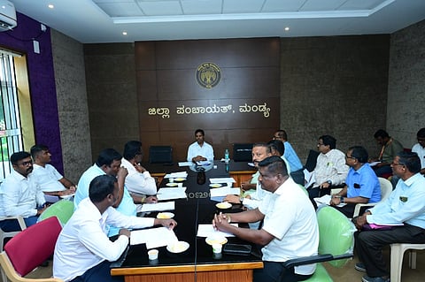ಮಂಡ್ಯ ಜಿಪಂ ಕಚೇರಿ ಸಭಾಂಗಣದಲ್ಲಿ ಜಿಲ್ಲಾಧಿಕಾರಿ ಡಾ.ಕುಮಾರ ಅಧ್ಯಕ್ಷತೆಯಲ್ಲಿ ಸಭೆ ಆಯೋಜಿಸಲಾಗಿತ್ತು. 