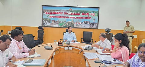 ಮಂಡ್ಯದಲ್ಲಿ ಜಿಲ್ಲಾಧಿಕಾರಿ ಡಾ.ಕುಮಾರ ಅಧ್ಯಕ್ಷತೆಯಲ್ಲಿ ಜನನ ಮತ್ತು ಮರಣ ನೋಂದಣಿ ಸಮನ್ವಯ ಸಭೆ ಆಯೋಜಿಸಲಾಗಿತ್ತು. 
