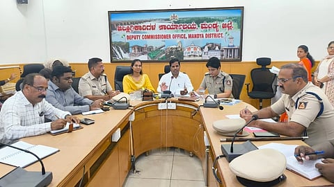 ಮಂಡ್ಯದಲ್ಲಿ ಆಯೋಜಿಸಿದ್ದ ಸಭೆಯಲ್ಲಿ ಜಿಲ್ಲಾಧಿಕಾರಿ ಡಾ.ಕುಮಾರ ಮಾತನಾಡಿದರು.