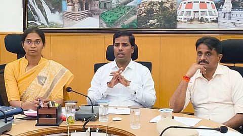 ಮಂಡ್ಯದಲ್ಲಿ ಆಯೋಜಿಸಿದ್ದ ಪ್ರಗತಿ ಪರಿಶೀಲನಾ ಸಭೆಯಲ್ಲಿ ಜಿಲ್ಲಾಧಿಕಾರಿ ಡಾ.ಕುಮಾರ ಮಾತನಾಡಿದರು.