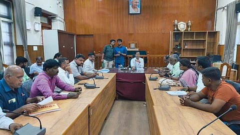 ಮಂಡ್ಯದಲ್ಲಿ ಜಿಲ್ಲಾಧಿಕಾರಿ ಡಾ.ಕುಮಾರ ಅಧ್ಯಕ್ಷತೆಯಲ್ಲಿ ಮತದಾರರ ಪಟ್ಟಿ ವಿಶೇಷ ಸಮಗ್ರ ಪರಿಷ್ಕರಣೆ ಪ್ರಗತಿ ಪರಿಶೀಲನಾ ಸಭೆ ಆಯೋಜಿಸಲಾಗಿತ್ತು.