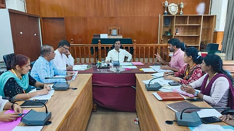 ಮಂಡ್ಯ ನಗರದಲ್ಲಿ ಜಿಲ್ಲಾಧಿಕಾರಿ ಡಾ.ಕುಮಾರ ಅಧ್ಯಕ್ಷತೆಯಲ್ಲಿ ಜಿಲ್ಲಾಮಟ್ಟದ ಸಮಿತಿ ಸಭೆ ಆಯೋಜಿಸಲಾಗಿತ್ತು.