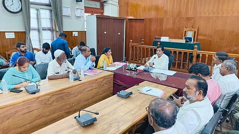ಮಂಡ್ಯದಲ್ಲಿ ಆಯೋಜಿಸಿದ್ದ ಸಭೆಯಲ್ಲಿ ಜಿಲ್ಲಾಧಿಕಾರಿ ಡಾ.ಕುಮಾರ ಮಾತನಾಡಿದರು. 
