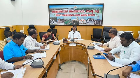 ಮಂಡ್ಯದಲ್ಲಿ ಜಿಲ್ಲಾಧಿಕಾರಿ ಡಾ.ಕುಮಾರ ಅಧ್ಯಕ್ಷತೆಯಲ್ಲಿ ಮ್ಯಾನ್ಯುಯಲ್ ಸ್ಕಾೃವೆಂಜರ್‌ಗಳ ಜಾಗೃತಿ ಸಮಿತಿ ಸಭೆ ಆಯೋಜಿಸಲಾಗಿತ್ತು. 