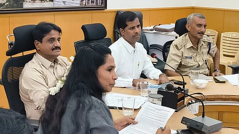 ಮಂಡ್ಯದಲ್ಲಿ ಡಿಸಿ ಡಾ.ಕುಮಾರ ನೇತೃತ್ವದಲ್ಲಿ ಕ್ರೀಡಾಂಗಣಗಳ ನಿರ್ವಹಣಾ ಸಮಿತಿ ಸಭೆ ಆಯೋಜಿಸಲಾಗಿತ್ತು. 
