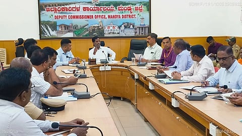 ಮಂಡ್ಯದಲ್ಲಿ ಆಯೋಜಿಸಿದ್ದ ಸಭೆಯಲ್ಲಿ ಜಿಲ್ಲಾಧಿಕಾರಿ ಡಾ.ಕುಮಾರ ಮಾತನಾಡಿದರು. 