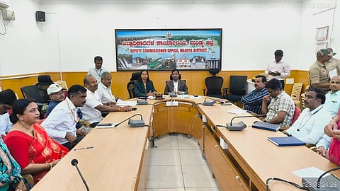 ಮಂಡ್ಯದಲ್ಲಿ ಜಿಲ್ಲಾಧಿಕಾರಿ ಡಾ.ಕುಮಾರ ಅಧ್ಯಕ್ಷತೆಯಲ್ಲಿ ಶಿಕ್ಷಕರ ದಿನಾಚರಣೆ ಪೂರ್ವಭಾವಿ ಸಭೆ ಆಯೋಜಿಸಲಾಗಿತ್ತು. 