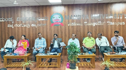 ಮಂಡ್ಯ ವಿಶ್ವವಿದ್ಯಾಲಯದಲ್ಲಿ ಆಯೋಜಿಸಿದ್ದ ಸಭೆಯಲ್ಲಿ ಜಿಲ್ಲಾಧಿಕಾರಿ ಡಾ.ಕುಮಾರ ಮಾತನಾಡಿದರು.