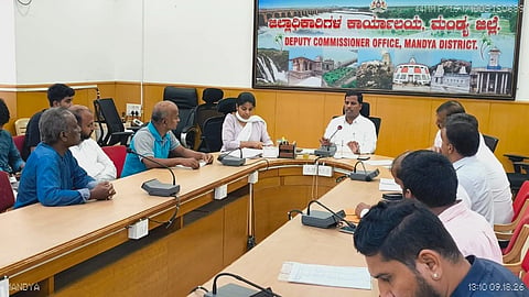 ಮಂಡ್ಯದಲ್ಲಿ ಆಯೋಜಿಸಿದ್ದ ಸಭೆಯಲ್ಲಿ ಜಿಲ್ಲಾಧಿಕಾರಿ ಡಾ.ಕುಮಾರ ಮಾತನಾಡಿದರು.