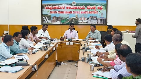 ಮಂಡ್ಯದಲ್ಲಿ ಆಯೋಜಿಸಿದ್ದ ಸಭೆಯಲ್ಲಿ ಮುಂಗಾರು ಹಂಗಾಮು ಕುರಿತ ಸಭೆಯಲ್ಲಿ ಜಿಲ್ಲಾಧಿಕಾರಿ ಡಾ.ಕುಮಾರ ಮಾತನಾಡಿದರು. 