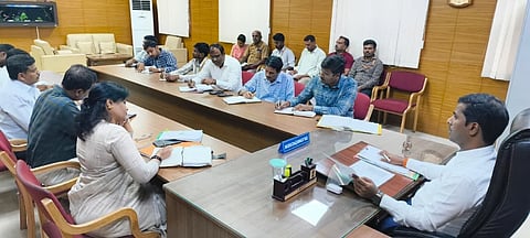 ಮಂಡ್ಯದಲ್ಲಿ ಜಿಲ್ಲಾಧಿಕಾರಿ ಡಾ.ಕುಮಾರ ಅಧ್ಯಕ್ಷತೆಯಲ್ಲಿ ಪ್ರಗತಿ ಪರಿಶೀಲನಾ ಸಭೆ ಆಯೋಜಿಸಲಾಗಿತ್ತು. ಪೌರಾಯುಕ್ತೆ ಪಂಪಾಶ್ರೀ, ನಗರಾಭಿವೃದ್ಧಿ ಕೋಶದ ಕಾರ್ಯಪಾಲಕ ಇಂಜಿನಿಯರ್ ಪ್ರತಾಪ್, ನಗರಸಭೆ ಪರಿಸರ ಇಂಜಿನಿಯರ್ ರುದ್ರೇಗೌಡ ಇತರರಿದ್ದರು.
