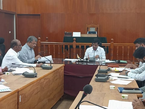 ಮಂಡ್ಯದಲ್ಲಿ ಆಯೋಜಿಸಿದ್ದ ಸಭೆಯಲ್ಲಿ ಜಿಲ್ಲಾಧಿಕಾರಿ ಡಾ.ಕುಮಾರ ಮಾತನಾಡಿದರು. ಜಂಟಿ ಕೃಷಿ ನಿರ್ದೇಶಕ ವಿ.ಎಸ್.ಅಶೋಕ್, ಆಹಾರ ಮತ್ತು ನಾಗರಿಕ ಸರಬರಾಜು ಇಲಾಖೆಯ ಜಂಟಿ ನಿರ್ದೇಶಕ ಪ್ರತೀಕ್ ಹೆಗ್ಡೆ ಇತರರಿದ್ದರು.