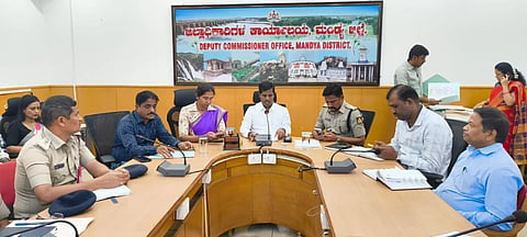 ಮಂಡ್ಯದಲ್ಲಿ ಆಯೋಜಿಸಿದ್ದ ಸಭೆಯಲ್ಲಿ ಜಿಲ್ಲಾಧಿಕಾರಿ ಡಾ.ಕುಮಾರ ಮಾತನಾಡಿದರು. ಜಿಪಂ ಸಿಇಒ ಕೆ.ಆರ್.ನಂದಿನಿ, ಜಿಲ್ಲಾ ಎಸ್ಪಿ ಮಲ್ಲಿಕಾರ್ಜುನ ಬಾಲದಂಡಿ, ಎಡಿಸಿ ಬಿ.ಸಿ.ಶಿವಾನಂದಮೂರ್ತಿ, ಮಂಡ್ಯ ಎಸಿ ಶಿವಮೂರ್ತಿ ಇತರರಿದ್ದರು.