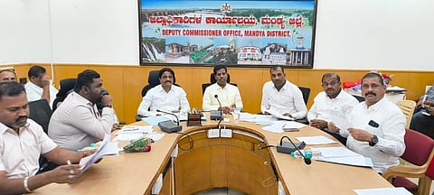 ಮಂಡ್ಯದಲ್ಲಿ ಜಿಲ್ಲಾಧಿಕಾರಿ ಡಾ.ಕುಮಾರ ಅಧ್ಯಕ್ಷತೆಯಲ್ಲಿ ಕಂದಾಯ ಇಲಾಖೆ ಕುಂದುಕೊರತೆ ಸಭೆ ಆಯೋಜಿಸಲಾಗಿತ್ತು. 
