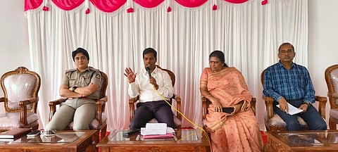 ಮಂಡ್ಯದಲ್ಲಿ ಆಯೋಜಿಸಿದ್ದ ಸಭೆಯಲ್ಲಿ ಜಿಲ್ಲಾಧಿಕಾರಿ ಡಾ.ಕುಮಾರ ಮಾತನಾಡಿದರು. 