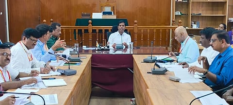 ಮಂಡ್ಯದಲ್ಲಿ ಆಯೋಜಿಸಿದ್ದ ಸಭೆಯಲ್ಲಿ ಜಿಲ್ಲಾಧಿಕಾರಿ ಡಾ.ಕುಮಾರ ಮಾತನಾಡಿದರು. 