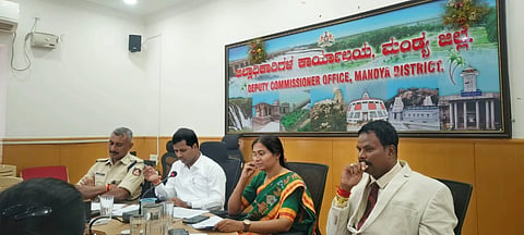 ಮಂಡ್ಯದಲ್ಲಿ ಆಯೋಜಿಸಿದ್ದ ಸಭೆಯಲ್ಲಿ ಜಿಲ್ಲಾಧಿಕಾರಿ ಡಾ.ಕುಮಾರ ಮಾತನಾಡಿದರು. 