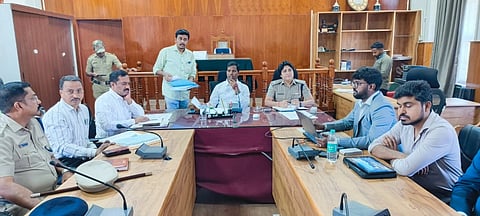 ಮಂಡ್ಯದಲ್ಲಿ ಆಯೋಜಿಸಿದ್ದ ಸಭೆಯಲ್ಲಿ ಜಿಲ್ಲಾಧಿಕಾರಿ ಡಾ.ಕುಮಾರ ಮಾತನಾಡಿದರು. 