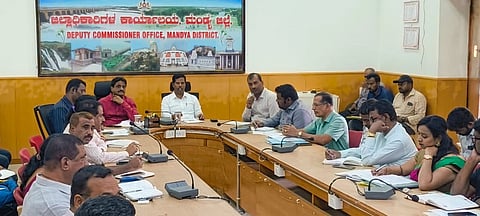 ಮಂಡ್ಯದಲ್ಲಿ ಆಯೋಜಿಸಿದ್ದ ಜನಗಣತಿ ಪೂರ್ವಭಾವಿ ಸಭೆಯಲ್ಲಿ ಜಿಲ್ಲಾಧಿಕಾರಿ ಡಾ.ಕುಮಾರ ಮಾತನಾಡಿದರು. 