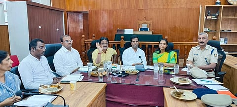 ಮಂಡ್ಯದಲ್ಲಿ ಜಿಲ್ಲಾಧಿಕಾರಿ ಡಾ.ಕುಮಾರ ಅಧ್ಯಕ್ಷತೆಯಲ್ಲಿ ವೈರಮುಡಿ ಬ್ರಹ್ಮೋತ್ಸವದ ಪೂರ್ವ ಸಿದ್ಧತಾ ಸಭೆ ಆಯೋಜಿಸಲಾಗಿತ್ತು. 