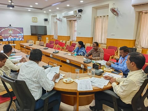 ಮಂಡ್ಯ ನಗರದಲ್ಲಿ ಜಿಲ್ಲಾಧಿಕಾರಿ ಡಾ.ಕುಮಾರ ಸಭಾಂಗಣದಲ್ಲಿ ಸಭೆ ಆಯೋಜಿಸಲಾಗಿತ್ತು.