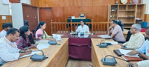 ಮಂಡ್ಯದಲ್ಲಿ ಗಣಿ ಇಲಾಖೆ ಅಧಿಕಾರಿಗಳೊಂದಿಗೆ ಆಯೋಜಿಸಿದ್ದ ಸಭೆಯಲ್ಲಿ ಜಿಲ್ಲಾಧಿಕಾರಿ ಡಾ.ಕುಮಾರ ಮಾತನಾಡಿದರು. 