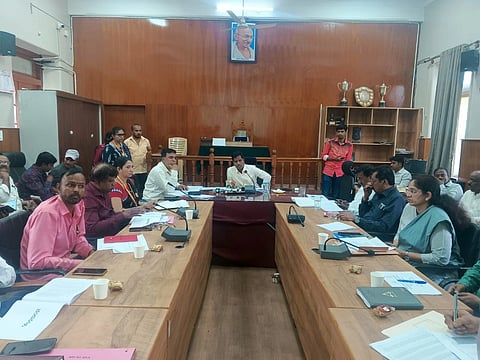 ಮಂಡ್ಯದಲ್ಲಿ ಆಯೋಜಿಸಿದ್ದ ಕೌಶಲ ಸಮಿತಿ ಪ್ರಗತಿ ಪರಿಶೀಲನಾ ಸಭೆಯಲ್ಲಿ ಜಿಲ್ಲಾಧಿಕಾರಿ ಡಾ.ಕುಮಾರ ಮಾತನಾಡಿದರು.
