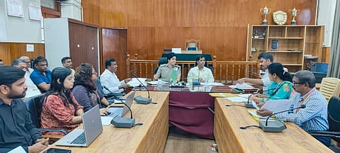 ಮಂಡ್ಯದಲ್ಲಿ ಅನಿಲ ವಿತರಕ ಕಂಪನಿ ಅಧಿಕಾರಿಗಳೊಂದಿಗೆ ಆಯೋಜಿಸಿದ್ದ ಸಭೆಯಲ್ಲಿ ಜಿಲ್ಲಾಧಿಕಾರಿ ಡಾ.ಕುಮಾರ ಮಾತನಾಡಿದರು.