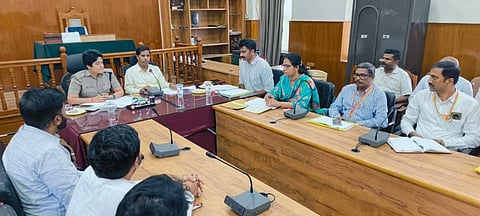 ಮಂಡ್ಯದಲ್ಲಿ ಜಿಲ್ಲಾಧಿಕಾರಿ ಡಾ.ಕುಮಾರ ಅಧ್ಯಕ್ಷತೆಯಲ್ಲಿ ಇಂಧನ ವಿತರಕ ಕಂಪನಿ ಅಧಿಕಾರಿಗಳೊಂದಿಗೆ ಸಭೆ ಆಯೋಜಿಸಲಾಗಿತ್ತು. 