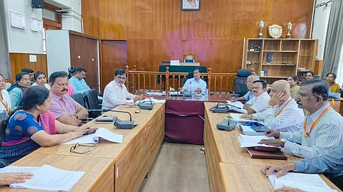 ಮಂಡ್ಯದಲ್ಲಿ ಆಯೋಜಿಸಿದ್ದ ಅಂತರ ಇಲಾಖೆ ಸಮನ್ವಯ ಸಮಿತಿ ಸಭೆಯಲ್ಲಿ ಜಿಲ್ಲಾಧಿಕಾರಿ ಡಾ.ಕುಮಾರ ಮಾತನಾಡಿದರು. 