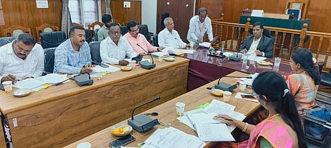 ಮಂಡ್ಯದಲ್ಲಿ ಆಯೋಜಿಸಿದ್ದ ಗ್ರಂಥಾಲಯಗಳ ನಿವೇಶನ ಹಾಗೂ ಪುಸ್ತಕಗಳ ಖರೀದಿ ಕುರಿತ ಸಭೆಯಲ್ಲಿ ಜಿಲ್ಲಾಧಿಕಾರಿ ಡಾ.ಕುಮಾರ ಮಾತನಾಡಿದರು. 