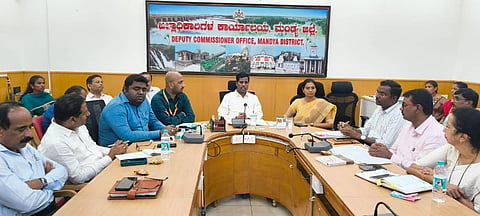ಮಂಡ್ಯದಲ್ಲಿ ಆಯೋಜಿಸಿದ್ದ ದ್ವಿತೀಯ ಪಿಯುಸಿ ವಾರ್ಷಿಕ ಪರೀಕ್ಷೆ ಕುರಿತ ಪೂರ್ವಭಾವಿ ಸಭೆಯಲ್ಲಿ ಜಿಲ್ಲಾಧಿಕಾರಿ ಡಾ.ಕುಮಾರ ಮಾತನಾಡಿದರು. 