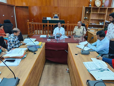 ಮಂಡ್ಯದಲ್ಲಿ ಆಯೋಜಿಸಿದ್ದ ಸಭೆಯಲ್ಲಿ ಜಿಲ್ಲಾಧಿಕಾರಿ ಡಾ.ಕುಮಾರ ಮಾತನಾಡಿದರು.