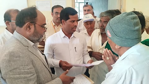 ಪಾಂಡವಪುರ ಪಟ್ಟಣದ ತಾಲೂಕು ಕಚೇರಿಯಲ್ಲಿ ಜಿಲ್ಲಾಧಿಕಾರಿ ಡಾ.ಕುಮಾರ ಸಾರ್ವಜನಿಕರ ಅಹವಾಲು ಆಲಿಸಿದರು.