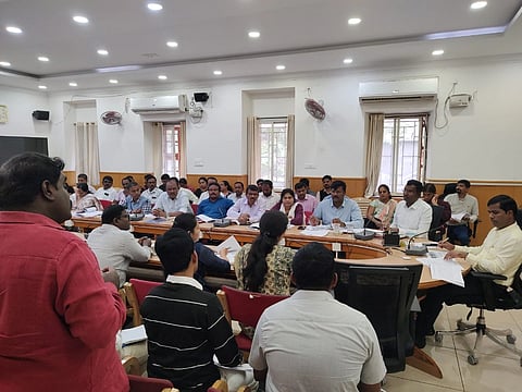 ಮಂಡ್ಯದಲ್ಲಿ ಜಿಲ್ಲಾಧಿಕಾರಿ ಡಾ.ಕುಮಾರ ಅಧ್ಯಕ್ಷತೆಯಲ್ಲಿ ನಗರಾಭಿವೃದ್ಧಿ ಇಲಾಖೆ ಪ್ರಗತಿ ಪರಿಶೀಲನಾ ಸಭೆ ಆಯೋಜಿಸಲಾಗಿತ್ತು.
