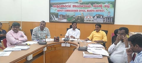 ಮಂಡ್ಯದಲ್ಲಿ ಆಯೋಜಿಸಿದ್ದ ಮತದಾರರ ಪಟ್ಟಿ ಪರಿಷ್ಕರಣೆ ಸಭೆಯಲ್ಲಿ ಜಿಲ್ಲಾಧಿಕಾರಿ ಡಾ.ಕುಮಾರ ಮಾತನಾಡಿದರು. 