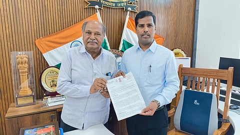 ಅಂಕೇಗೌಡ ಅವರಿಗೆ ಮಂಡ್ಯದಲ್ಲಿ ಜಿಲ್ಲಾಧಿಕಾರಿ ಡಾ.ಕುಮಾರ ಗೌರವ ಪತ್ರ ಹಸ್ತಾಂತರ ಮಾಡಿದರು.