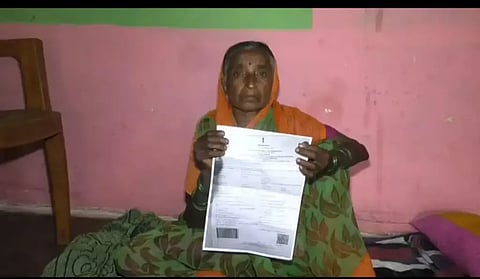  ಮರಣ ಪ್ರಮಾಣ ಪತ್ರದೊಂದಿಗೆ ಶಿವಗಂಗವ್ವ.