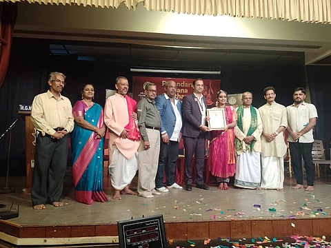 ಉಡುಪಿಯಲ್ಲಿ ನಿರಂತರ ಆರು ತಾಸುಗಳ ಕಾಲ ಗಾನ ನರ್ತನದ ಮೂಲಕ ಸಾಧನೆ ಮಾಡಿದ ವಿದುಷಿ ದೀಕ್ಷಾ ರಾಮಕೃಷ್ಣ ಅವರಿಗೆ ಗೋಲ್ಡನ್​ ಬುಕ್​ ಆಫ್​ ವರ್ಲ್ಡ್​ ರೆಕಾರ್ಡ್ಸ್​ನ ಏಷಿಯಾ ಹೆಡ್​ ಡಾ. ಮನಿಷ್​ ವಿಶ್ನೋಯ್​ ವಿಶ್ವ ದಾಖಲೆಯ ಪ್ರಮಾಣ ಪತ್ರ ನೀಡಿದರು. ಡಾ. ಭರತ್​ ಕಾಮತ್​, ವೇದವ್ಯಾಸ ತಂತ್ರಿ, ಡಾ. ಎಂ.ವಿಶ್ವನಾಥ್​ ಪೈ, ಸಿ.ರಾಘವೇಂದ್ರ ಆಚಾರ್ಯ, ಡಾ. ಶರಣ ಬಸವ, ಡಾ. ರಾಮಕೃಷ್ಣ ಹೆಗಡೆ, ಯಶಾ ರಾಮಕೃಷ್ಣ ಇದ್ದರು.