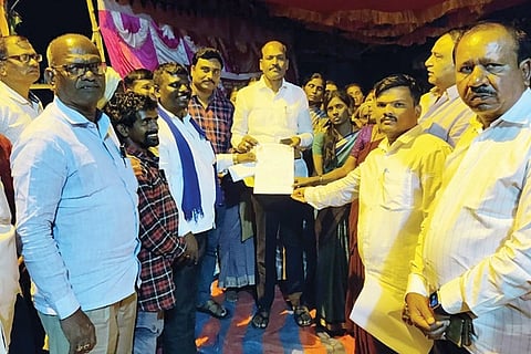ಕೊಟ್ಟೂರಿನಲ್ಲಿ ತಾಲೂಕು ಸಮಗ್ರ ಅಭಿವೃದ್ಧಿ ವಿವಿಧ ಕಚೇರಿಗಳ ಆರಂಭಕ್ಕೆ ಒತ್ತಾಯಿಸಿ ಸಿಪಿಐ ಹಾಗೂ ವಿವಿಧ ಜನಪರ ಸಂಘಟನೆಗಳು ಕೈಗೊಂಡಿದ್ದ ಅನಿರ್ದಿಷ್ಟಾವಧಿ ಧರಣಿ ಸ್ಥಳಕ್ಕೆ ಭೇಟಿ ನೀಡಿದ್ದ ಶಾಸಕ ಕೆ.ನೇಮಿರಾಜ್ ನಾಯ್ಕ ಮನವಿ ಸ್ವೀಕರಿಸಿದರು. 