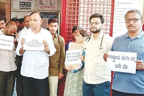 ಲಿಂಗಸುಗೂರು ಸಾರ್ವಜನಿಕ ಆಸ್ಪತ್ರೆಯಲ್ಲಿ ರಾಷ್ಟ್ರೀಯ ಡೆಂೆ ದಿನ ಜಾಗೃತಿ ಜಾಥಾಕ್ಕೆ ಡಾ. ರುದ್ರಗೌಡ ಪಾಟೀಲ ಚಾಲನೆ ನೀಡಿದರು. ವೈದ್ಯರಾದ  ಅಮೀನ್, ರುದ್ರಮುನಿ, ಶ್ರೀನಿಧಿ, ಪ್ರಗತಿ, ಉಪ ಜಿಲ್ಲಾ ಆರೋಗ್ಯ ಶಿಕ್ಷಣಾಧಿಕಾರಿ ಪ್ರಾಣೇಶ, ಸಾಂಕ್ರಾಮಿಕ ರೋಗ ತಜ್ಞ ಅಶೋಕ ಮಡ್ಡಿಕರ ಇತರರಿದ್ದರು.