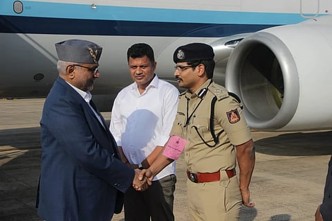 ಉಪರಾಷ್ಟ್ರಪತಿಗಳನ್ನು ಲೋಕಸಭಾ ಸದಸ್ಯ ಕ್ಯಾ. ಬ್ರಿಜೇಶ್ ಚೌಟ ಅವರು ಕರಾವಳಿಯ ಮಲ್ಲಿಗೆ ಹಾರವನ್ನು ಹಾಕಿ ಸ್ವಾಗತಿಸಿದರು.