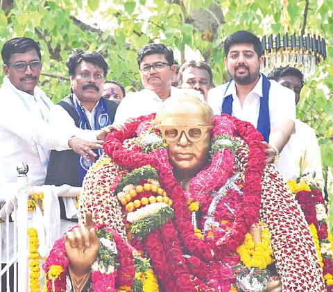 ಕಲಬುರಗಿ ಜಗತ್​ ವೃತ್ತದಲ್ಲಿನ ಡಾ.ಅಂಬೇಡ್ಕರ್​ ಪ್ರತಿಮೆಗೆ ಡಾ.ಅಲ್ಲಮಪ್ರಭು ಖೂಬಾ ಮಾಲಾರ್ಪಣೆ ಮಾಡಿ ಗೌರವ ಸಲ್ಲಿಸಿದರು. ಯಶ್ವಂತರಾಯ ಅಷ್ಟಗಿ, ಶರಣಗೌಡ ಪಾಟೀಲ್​ ಇತರರಿದ್ದರು.