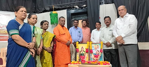 ಕಲಬುರಗಿ ರಂಗಾಯಣ ಸಭಾಂಗಣದಲ್ಲಿ ಸಿರಿಗನ್ನಡ ವೇದಿಕೆ ಬುಧವಾರ ಹಮ್ಮಿಕೊಂಡಿದ್ದ ಬುದ್ಧ ಬಸವ ಅಂಬೇಡ್ಕರ್​ ಕುರಿತ ಉಪನ್ಯಾಸ ಹಾಗೂ ತ್ರಿರತ್ನ ಪ್ರಶಸ್ತಿ ಪ್ರದಾನ ಸಮಾರಂಭದಲ್ಲಿ ಬಸವರಾಜ ದೇಶಮುಖ, ಡಾ.ಗವಿಸಿದ್ದಪ್ಪ ಪಾಟೀಲ್​, ಡಾ.ಜಯದೇವಿ ಗಾಯಕವಾಡ, ಡಾ.ಪಂಚಾಕ್ಷರಿ ಸ್ವಾಮೀಜಿ, ಶಾಂತಾ ಪಸ್ತಾಪೂರ್​ ಇತರರಿದ್ದರು.ಕಲಬುರಗಿ ರಂಗಾಯಣ ಸಭಾಂಗಣದಲ್ಲಿ ಸಿರಿಗನ್ನಡ ವೇದಿಕೆ ಬುಧವಾರ ಹಮ್ಮಿಕೊಂಡಿದ್ದ ಬುದ್ಧ ಬಸವ ಅಂಬೇಡ್ಕರ್​ ಕುರಿತ ಉಪನ್ಯಾಸ ಹಾಗೂ ತ್ರಿರತ್ನ ಪ್ರಶಸ್ತಿ ಪ್ರದಾನ ಸಮಾರಂಭದಲ್ಲಿ ಬಸವರಾಜ ದೇಶಮುಖ, ಡಾ.ಗವಿಸಿದ್ದಪ್ಪ ಪಾಟೀಲ್​, ಡಾ.ಜಯದೇವಿ ಗಾಯಕವಾಡ, ಡಾ.ಪಂಚಾಕ್ಷರಿ ಸ್ವಾಮೀಜಿ, ಶಾಂತಾ ಪಸ್ತಾಪೂರ್​ ಇತರರಿದ್ದರು.