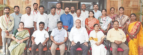 ಕಲಬುರಗಿ ಶರಣಬಸವ ವಿಶ್ವವಿದ್ಯಾಲಯದಲ್ಲಿ ಭಾನುವಾರ ಆಯೋಜಿಸಿದ್ದ ಭಾರತೀಯ ಶಿಣ ಮಂಡಲ ಕರ್ನಾಟಕ ಉತ್ತರ ಪ್ರಾಂತದ ಜಿಲ್ಲಾ ಕಾರ್ಯಕಾರಿಣಿ ಪದಗ್ರಹಣ ಸಭೆಯಲ್ಲಿ ಬಸವರಾಜ ದೇಶಮುಖ, ಪ್ರೊ.ಬಸವರಾಜ ಡೋಣೂರ, ಶಿವಾನಂದ ಖಜೂರ್ಗಿ, ಡಾ.ಪಲ್ಲವಿ ಪಾಟೀಲ್​, ಪ್ರೊ.ರವೀಂದ್ರ ಹೆಡಗಿ , ಡಾ.ಲಕ್ಷ್ಮೀ ಪಾಟೀಲ ಮಾಕಾ, ಡಾ.ಉದಯ ಪಾಟೀಲ, ಡಾ.ಮಹೇಶ ತನವಾಡೆ, ಡಾ.ಬಾಲಾಜಿ ಬಿರಾದಾರ, ನಿಶಾ ಜೋಶಿ, ಸಂಗಣ್ಣ ಕೆ., ಪ್ರೊ.ಭಾರತಿ ಹರಸೂರ ಇದ್ದರು.