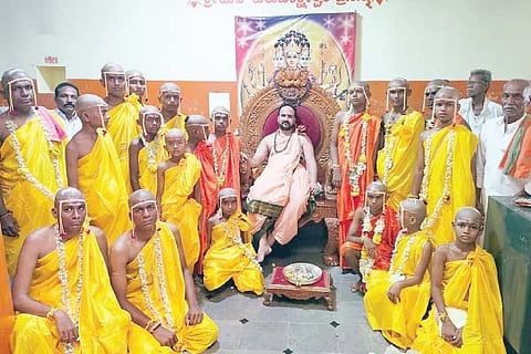 ದೇವದುರ್ಗದ ಆನೆಗೊಂದಿ ಸಂಸ್ಥಾನ ಮಠದಲ್ಲಿ ಅಜೇಂದ್ರ ಸ್ವಾಮೀಜಿ ನೇತೃತ್ವದಲ್ಲಿ ಉಪನಯನ ಆಯೋಜಿಸಲಾಗಿತ್ತು.
