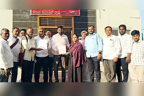 ದೇವದುರ್ಗದಲ್ಲಿ ತಾಲೂಕು ಪಂಚಾಯಿತಿ ವ್ಯವಸ್ಥಾಪಕ ಮಲ್ಲಿಕಾರ್ಜುನಗೆ ಗ್ರಾಪಂ ನೌಕರರ ಸಂಘಟನೆ ಮನವಿ ಸಲ್ಲಿಸಿತು. ಸಿಐಟಿಯು ತಾಲೂಕು ಕಾರ್ಯದರ್ಶಿ ಗಿರಿಯಪ್ಪ ಪೂಜಾರಿ, ನೌಕರರ ಸಂಘದ ತಾಲೂಕು ಅಧ್ಯಕ್ಷ ಹೊನ್ನಪ್ಪ ನಾಯಕ, ಪಾಂಡುರಂಗ ನಾಯಕ, ಪಂಚಯ್ಯ, ಶಿವರಾಜ ಮಲದಕಲ್, ಮರೆಪ್ಪ, ಕಾಸಿಲಿಂಗ ಇತರರಿದ್ದರು.