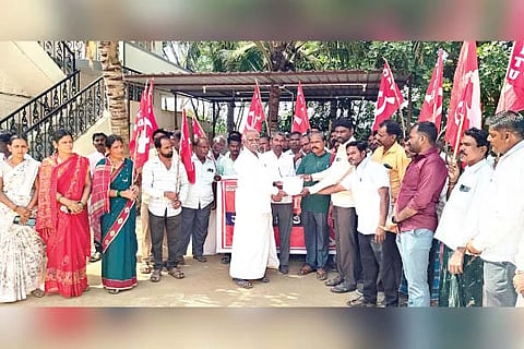ದೇವದುರ್ಗದ ಶಾಸಕರ ಕಚೇರಿ ಮುಂದೆ ಶಾಸಕಿ ಕರೆಮ್ಮ ಪತಿ ಗೋಪಾಲಕೃಷ್ಣಗೆ ಕರ್ನಾಟಕ ಗ್ರಾಪಂ ನೌಕರರ ಸಂಘ ಮನವಿ ಸಲ್ಲಿಸಿತು. ಸಿಐಟಿಯು ಕಾರ್ಯದರ್ಶಿ ಗಿರಿಯಪ್ಪ ಪೂಜಾರಿ, ಅಧ್ಯಕ್ಷ ಹೊನ್ನಪ್ಪ ನಾಯಕ, ಪಂಚಯ್ಯ ಕರಿಗಾರ, ಶಿವರಾಜ ನಾಯಕ ಇತರರಿದ್ದರು.